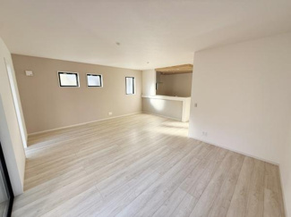 リビングは開放感のあるレイアウトで明るい雰囲気が広がります。床材の色合いが空間を広々と感じさせます。窓からの採光がしっかり確保されています。キッチンカウンターとのつながりもよく使い勝手の良い配置です。