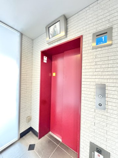 間口の広いエレベーターで大型荷物の運搬ラクラク♪