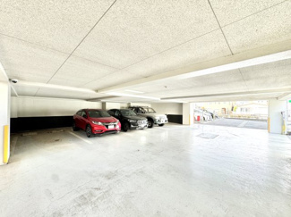 雨の日も安心の屋内駐車場
