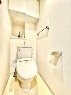 収納棚やタオルホルダー、小物が飾れる棚付きです♪