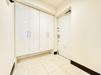 天井までの高さがあるたっぷり玄関収納。