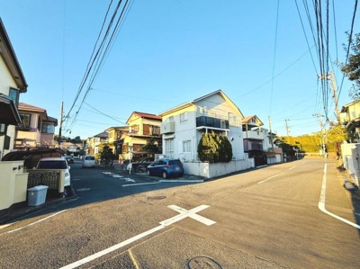 現地からの眺望は開放感のある広い道路に面しており周囲には住宅街が広がっています。日当たりの良い環境が感じられ落ち着いた雰囲気が特徴です。建物の整然とした街並みが印象的です。