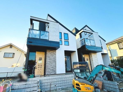 モダンな外観と直線的なデザインが印象的です。ツートーンカラーがアクセントとなっています。バルコニー付きで開放感ある空間が魅力です。大きな窓が明るさを感じさせます。建築途中の様子も確認できます。