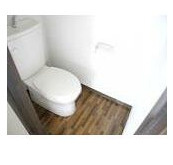 落ち着いた色調のトイレです