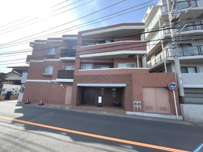 外観は落ち着いた雰囲気のレンガ調デザインです。建物全体がしっかりとした印象です。周囲の環境とも調和した外観となっています。エントランス周辺もすっきりと整っています。