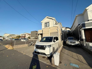 開放感のある前面道路と日差しがしっかり入る明るい外観が魅力です。駐車スペースもゆったりと確保されています。シンプルなデザインで周囲とも調和した住宅です。都市部へのアクセスにも便利な立地です。