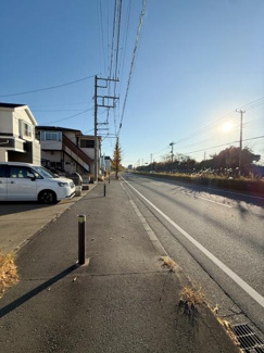 前面道路がしっかりと整備されており車通りも見通しやすいです。歩道も幅広く確保され日差しが気持ちよく差し込んでいます。電柱や配線など道路インフラも整っています。開放的な空間を感じられるポイントです。