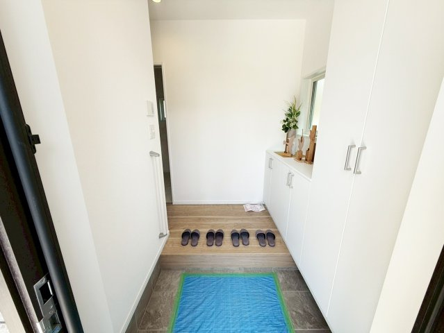 2階ホールには小屋裏物入がございます