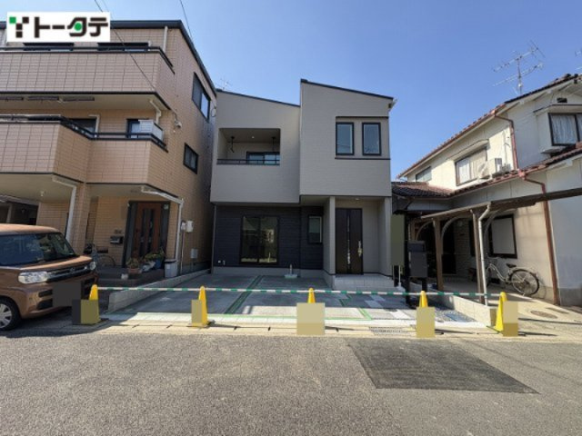 グレーとブラックの上品なツートンカラー。車の駐車が苦手な方でも安心のゆったりとした前面スペース。