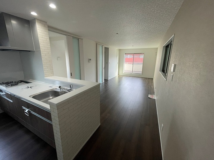 玄関ポーチには屋根付きの駐輪スペースもあり雨に濡れずにキレイに保管できますよ♪