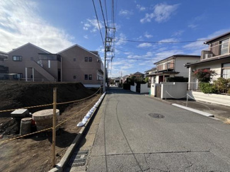 前面道路が広く車両の通行もスムーズに行えます。周辺は戸建て住宅が多く落ち着いた印象のある街並みです。現地には整備された歩道があり住宅周辺の環境も良好です。