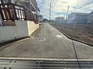 前面道路がしっかり舗装されており車の出入りもしやすい印象です。周辺は落ち着いた住宅街で安心感を感じられます。現地写真から空が広く開放感も魅力的です。周囲には歩道や住宅が整然と並んでいます。