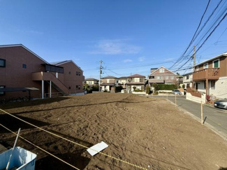 開放感のある外観が特徴です。周囲には住宅が立ち並び落ち着いた街並みが広がっています。陽当たりも良好です。広々とした土地で多様なプランに対応可能です。