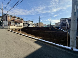 現地は見通しの良い角地に位置しています。前面道路は幅もあり車の出入りがしやすい環境です。周辺は住宅街で落ち着いた雰囲気が漂っています。日当たりも確保されていますので快適です。