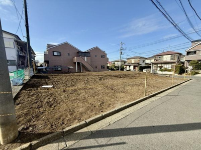 広々とした敷地が魅力的な現地写真です。前面道路がしっかり舗装されており周囲も落ち着いた住宅街です。陽当たりも良好で開放感があります。敷地の使い方も多彩にご検討いただけます。
