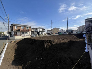 陽当たりが期待できる現地土地写真です。周辺には住宅が整然と並んでおり道路に面した開放感のある敷地です。整地された地面が印象的でさまざまな用途に活用いただけます。