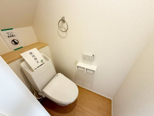 シンプルで使いやすい暖房・温水シャワー洗浄機能付きトイレは標準装備です！
