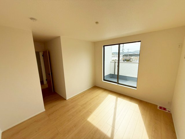 広々したバルコニーは洗濯干しに助かります