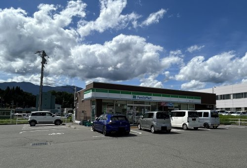 ファミリーマート 箕輪バイパス店
