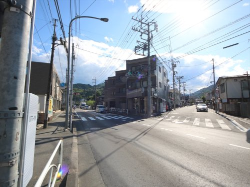 西浅川町――甲州街道と旧甲州街道の交差点「小名路」